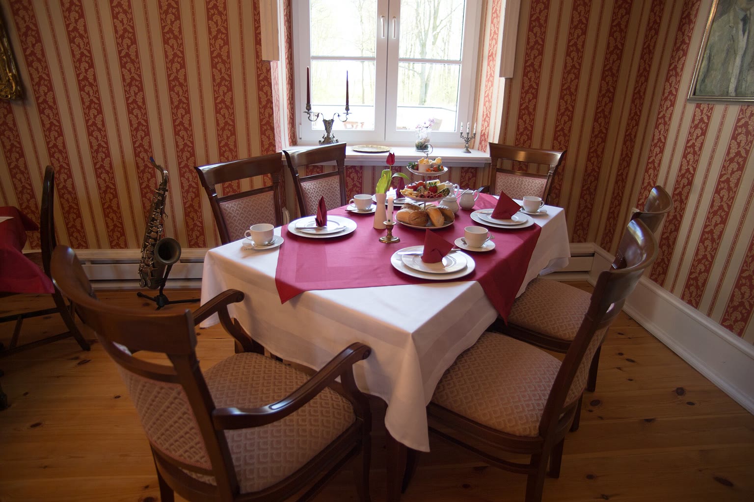 Empty breakfast place setting